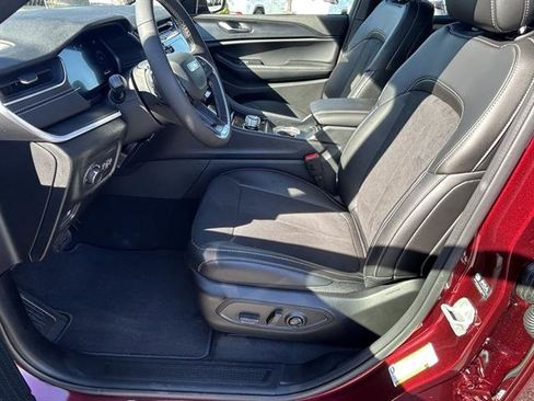 New 2025 Jeep Grand Cherokee Altitude image 11