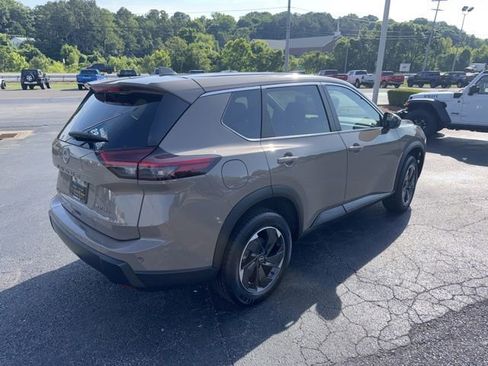 Used 2024 Nissan Rogue SV AWD/4WD image 4