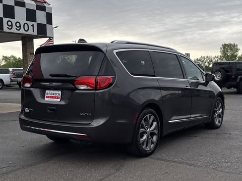 Used 2018 Chrysler Pacifica Limited w/ Advanced Safetytec Group FWD image 7