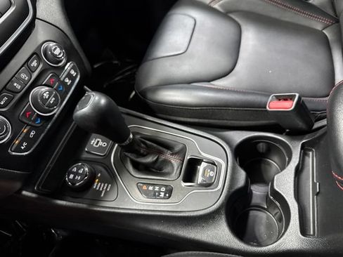 Used 2022 Jeep Cherokee Trailhawk w/ Sound & Nav Group AWD/4WD image 23