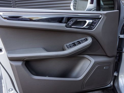 Certified 2024 Porsche Macan AWD/4WD image 22