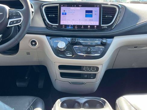 Used 2022 Chrysler Pacifica Touring-L FWD image 3