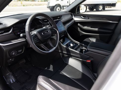 Used 2025 Jeep Grand Cherokee L Limited w/ Luxury Tech Group II AWD/4WD image 13