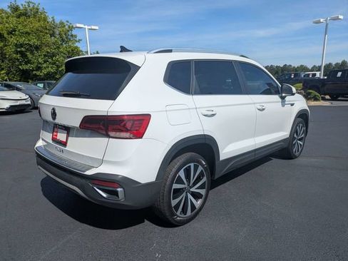 Used 2022 Volkswagen Taos SE FWD image 4
