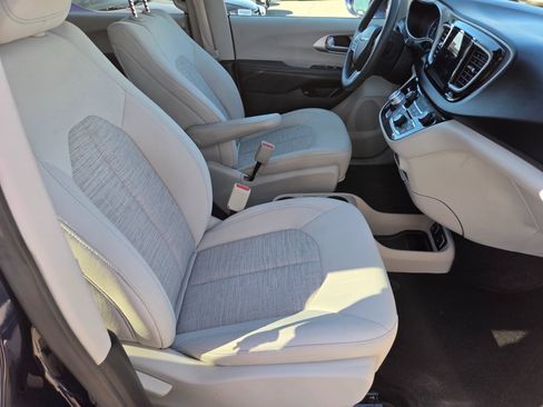 Used 2018 Chrysler Pacifica Touring Plus FWD image 13