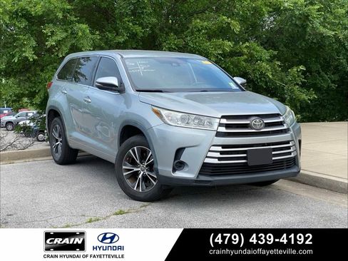 Used 2018 Toyota Highlander LE FWD image 1