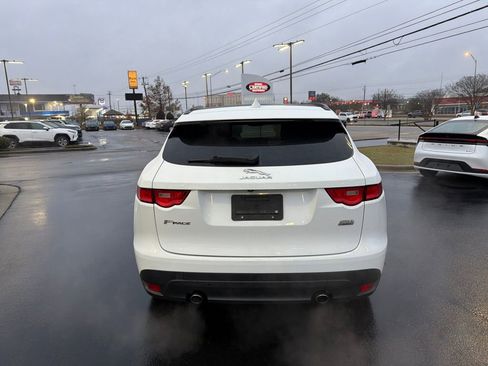 Used 2019 Jaguar F-PACE Premium image 4