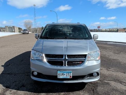 Used 2019 Dodge Grand Caravan SXT image 12