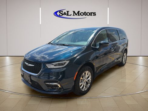 Certified 2023 Chrysler Pacifica Touring-L w/ Uconnect Theater Family Group AWD/4WD image 4