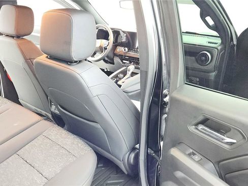 Used 2024 Chevrolet Colorado Z71 w/ Z71 Convenience Package 2 image 18