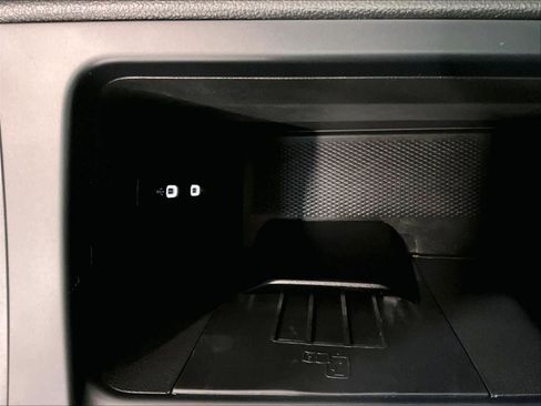 Used 2025 Volkswagen Tiguan SE w/ Panoramic Sunroof Package image 38