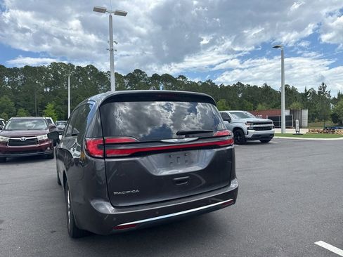 Used 2023 Chrysler Pacifica Touring-L FWD image 3
