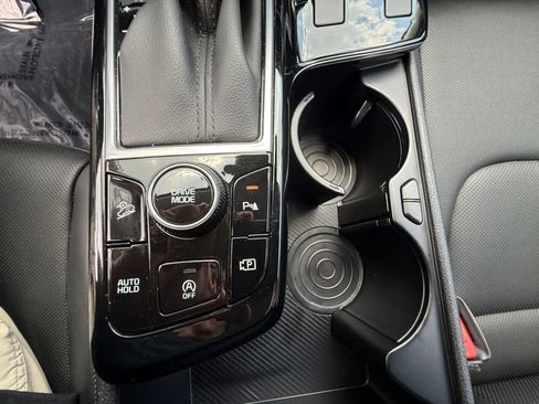 Used 2025 Kia Sportage EX FWD image 19