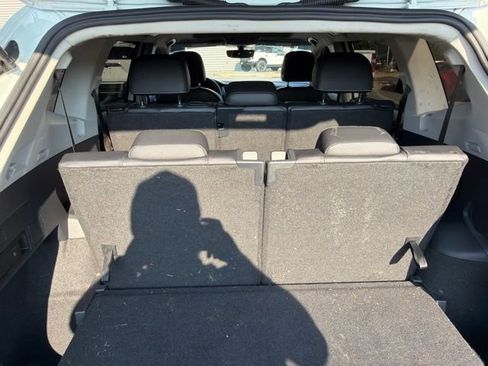 Used 2021 Volkswagen Tiguan SE w/ Panoramic Sunroof Package FWD image 11