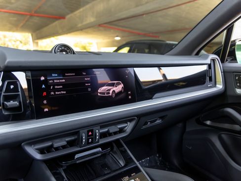 Certified 2025 Porsche Cayenne AWD/4WD image 37