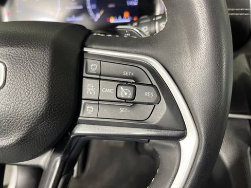 Used 2023 Jeep Grand Cherokee Altitude AWD/4WD image 19