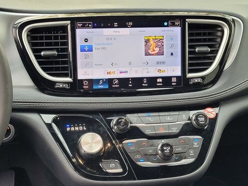 Used 2024 Chrysler Pacifica Select image 14