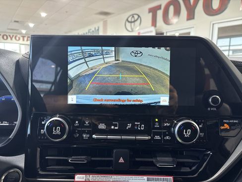 Certified 2026 Toyota Highlander Limited AWD/4WD image 18