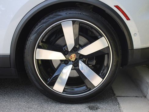 Used 2024 Porsche Macan 4 Electric image 13