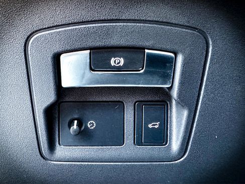 Used 2018 Land Rover Range Rover Velar R-Dynamic SE image 19