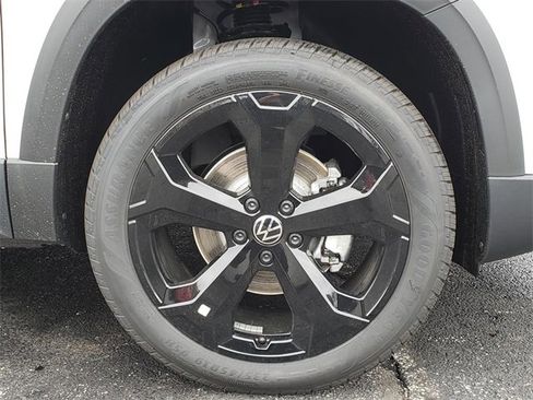 New 2025 Volkswagen Taos SE image 12
