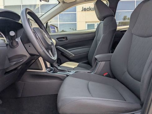 Used 2022 Toyota Corolla Cross LE w/ Moonroof Package FWD image 2