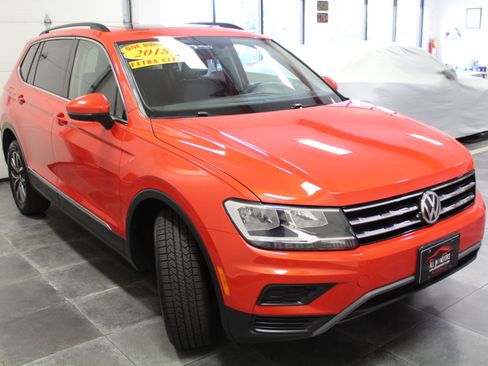 Used 2018 Volkswagen Tiguan SE w/ Panoramic Sunroof Package image 3