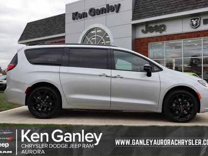 New 2026 Chrysler Pacifica Limited w/ Uconnect Theater Family Group
