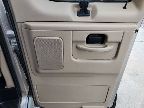Used 2002 Ford E-150 and Econoline 150 Wagon RWD image 30