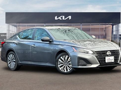 Used 2024 Nissan Altima 2.5 SV image 2