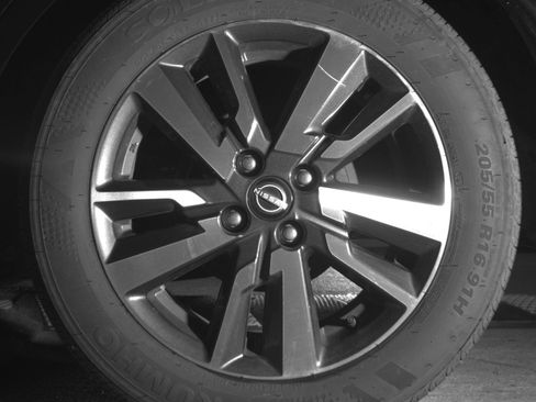 Used 2025 Nissan Versa SV FWD image 14