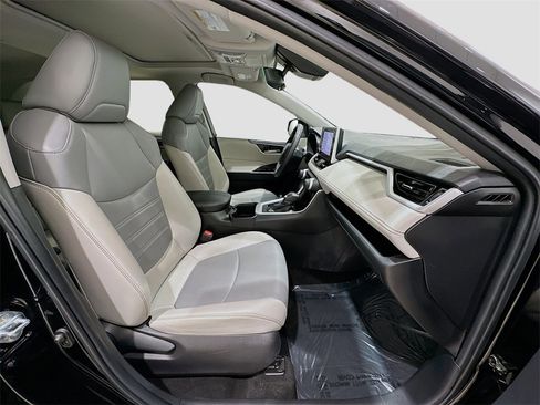 Used 2024 Toyota RAV4 XLE Premium image 28