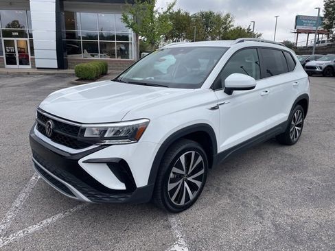 Used 2024 Volkswagen Taos SE image 2