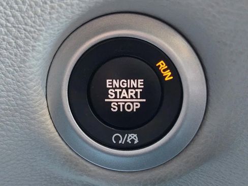 Used 2024 Chrysler Pacifica Select image 18