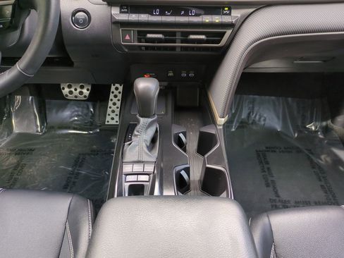 Used 2025 Toyota Camry SE FWD image 18