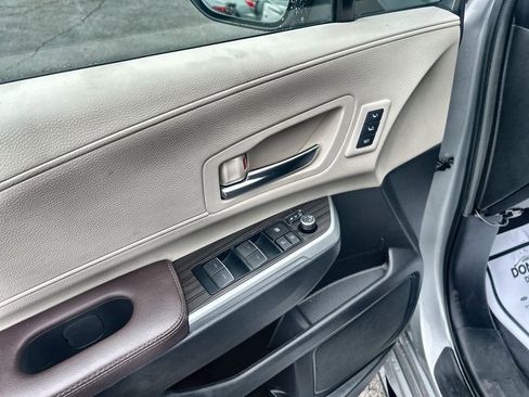 Used 2023 Toyota Sienna Platinum FWD image 19