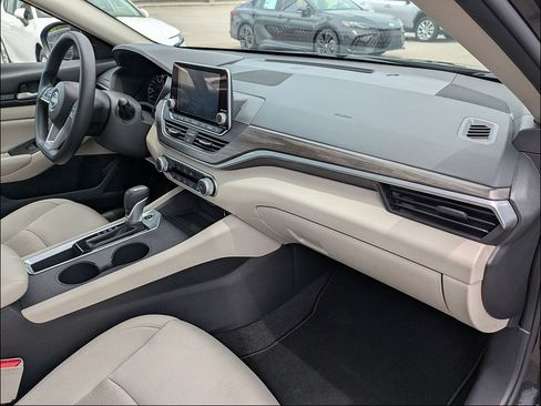 Used 2025 Nissan Altima 2.5 SV FWD image 35