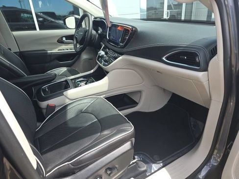 Used 2023 Chrysler Pacifica Limited w/ Uconnect Theater Family Group AWD/4WD image 3