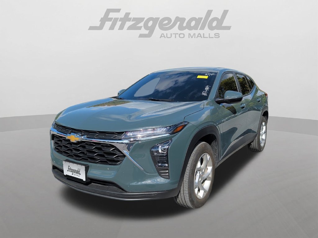 Used 2025 Chevrolet Trax LS w/ LS Convenience Package FWD image 3