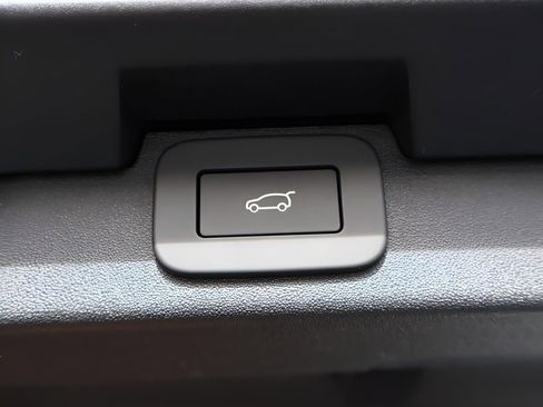 New 2026 Land Rover Discovery Dynamic SE image 17