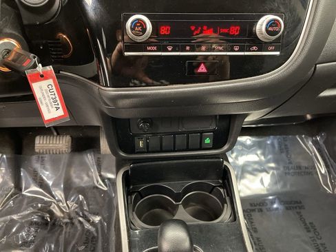 Used 2020 Mitsubishi Outlander ES image 13