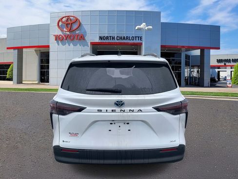 Used 2025 Toyota Sienna XLE image 9