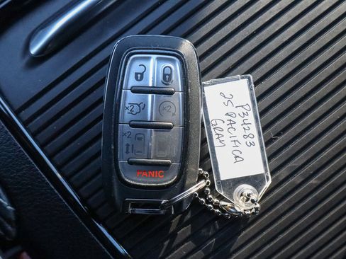 Used 2025 Chrysler Pacifica Limited image 36