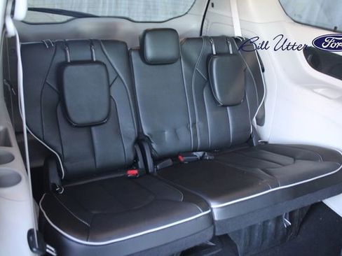 Used 2023 Chrysler Pacifica Limited image 14