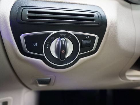 Used 2021 Mercedes-Benz GLC 300 image 4