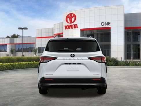 New 2026 Toyota Sienna Platinum image 9