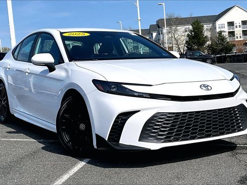Used 2025 Toyota Camry SE image 2