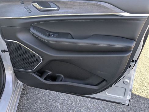 New 2025 Jeep Grand Cherokee Overland image 34