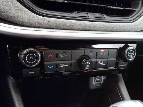 Certified 2024 Jeep Compass Latitude image 16