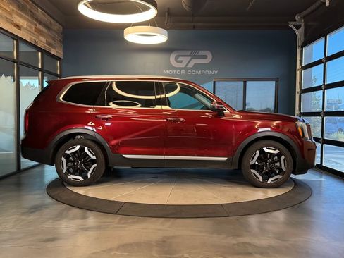 Used 2023 Kia Telluride S AWD/4WD image 3